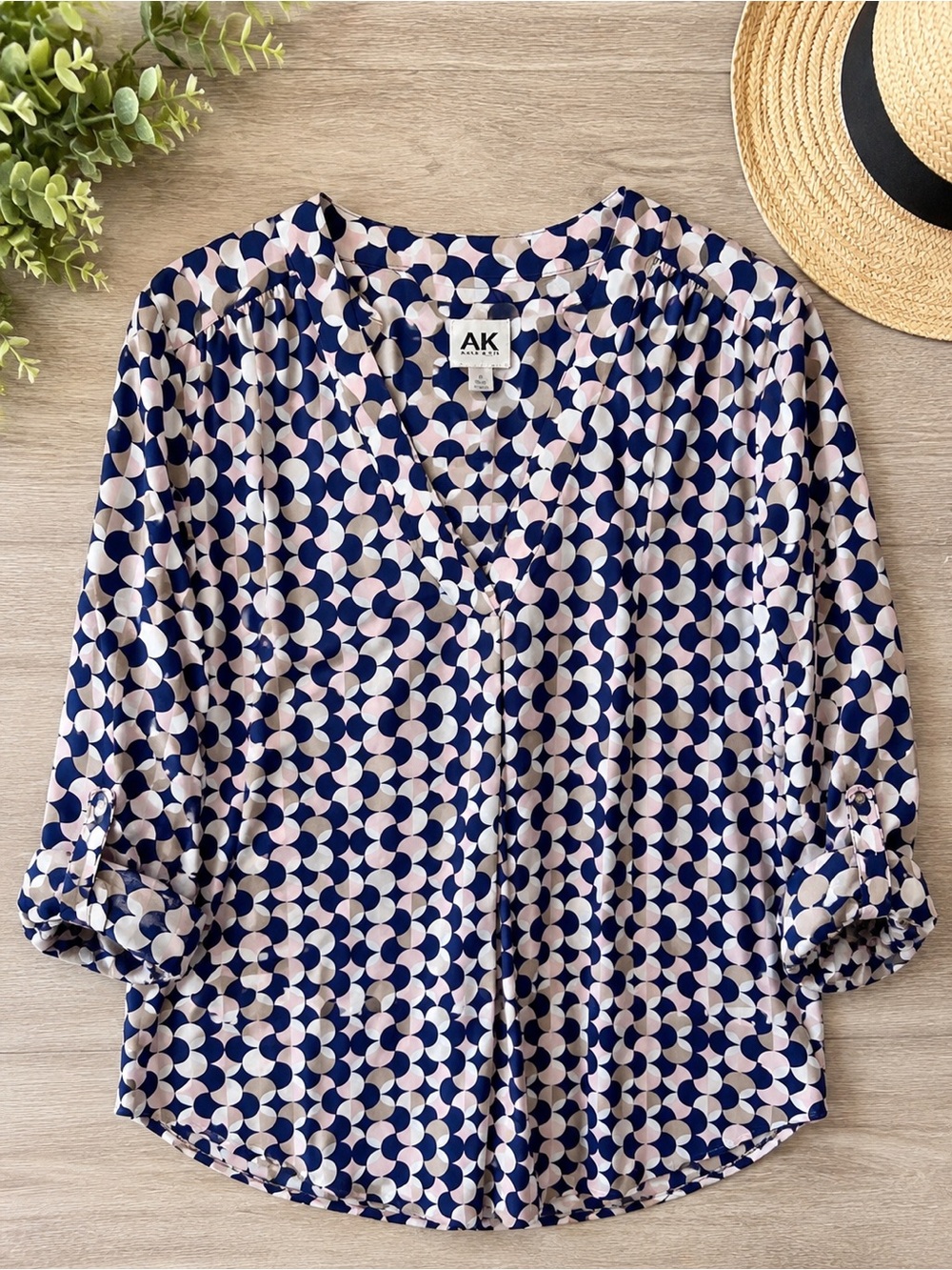 💙Anne Klein Geometric Print Blouse V Neck Roll Tab Size Medium Navy Pink Taupe💙
